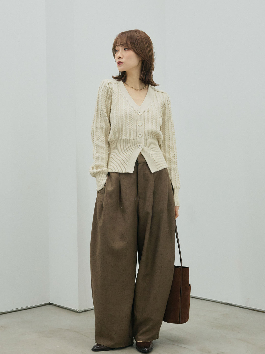 【Allure】[SET]編みこみVネックニットカーディガン+モックスカルゼサイドタックコクーンパンツ(2set)