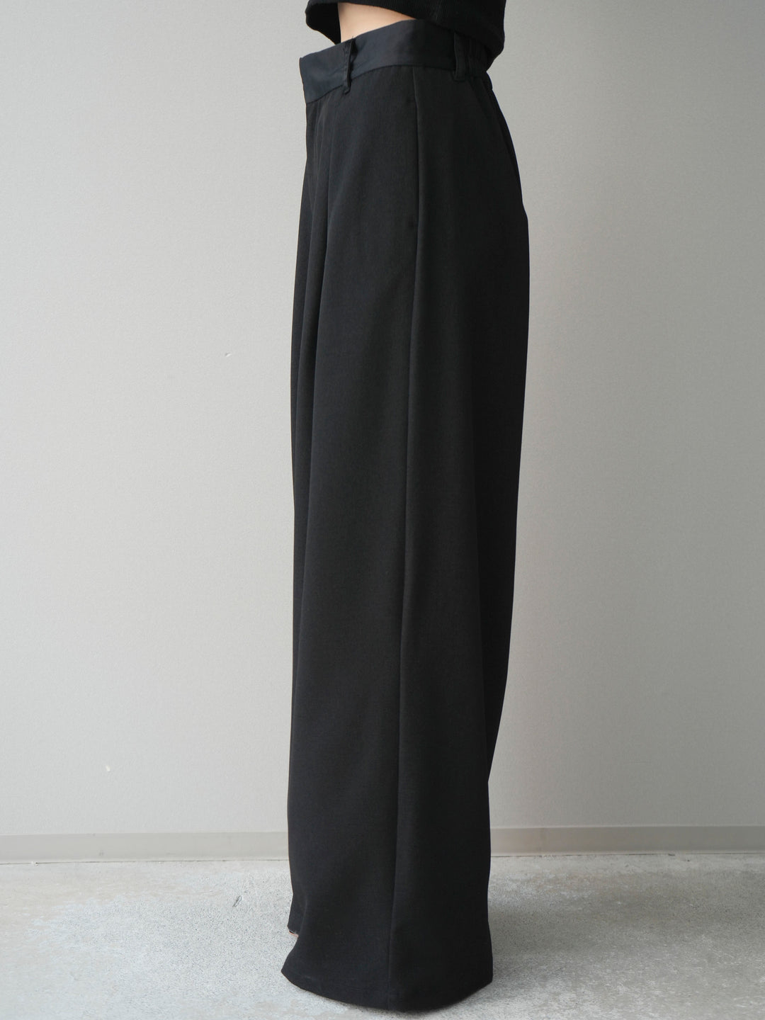 [予約]サテンベルトタックワイドパンツ/black