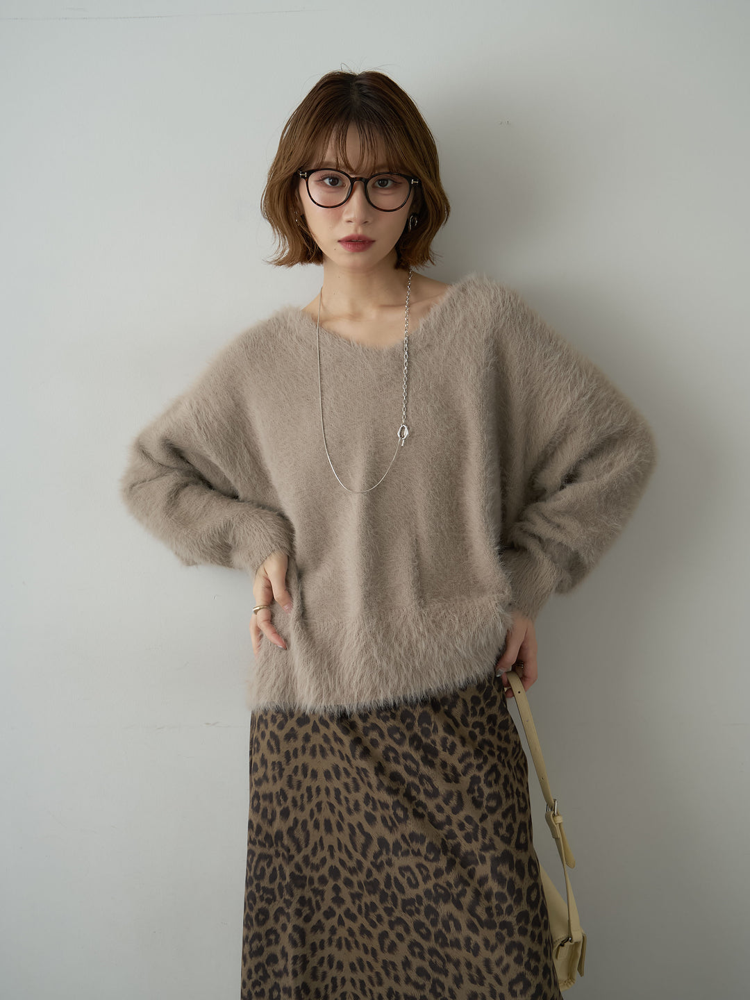 [SET]バックリボンVネックシャギーニットトップス+スウェードタッチレオパードIラインスカート(2set)