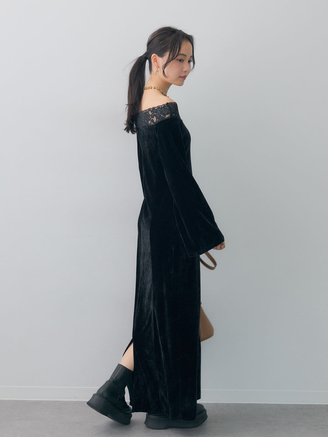 【預購】絲絨蕾絲露肩洋裝 / 黑色