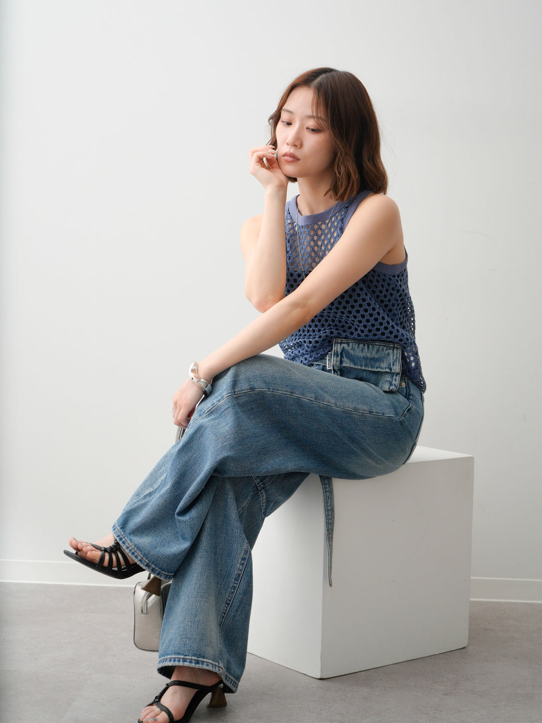 【套裝】羅紋邊網紗無袖上衣+膝蓋處有褶襉和牛仔口袋的闊腿牛仔褲（兩件套）