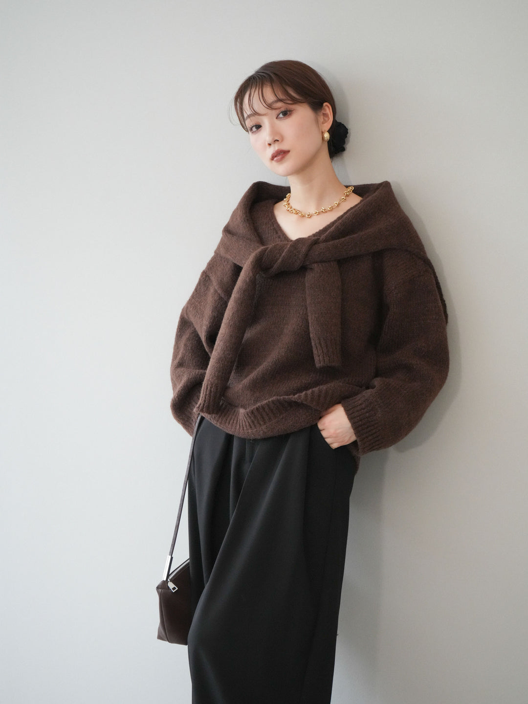 [予約]ストール付きVネックニットプルオーバー/brown