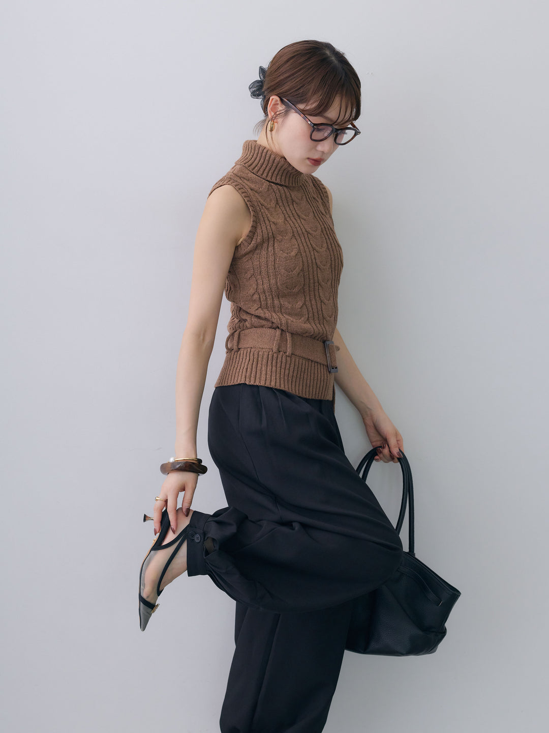 [予約]ベルト付ケーブルノースリニットトップス/brown
