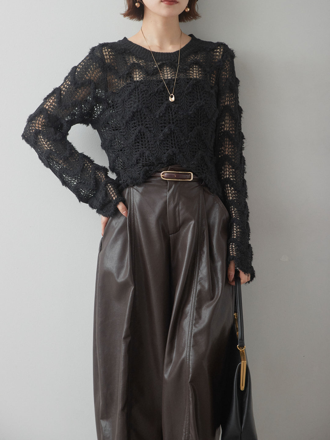 【套裝】波浪紋鏤空針織上衣+帶內置胸墊的羅紋抹胸吊帶衫+仿皮寬腿褲（三件套）