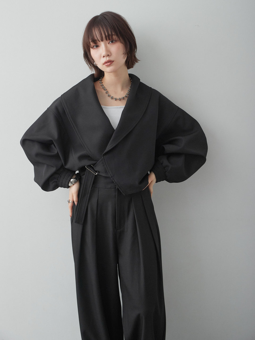 [SET]サイドベルトビッグカラーショートジャケット+カップ付きバッククロスキャミソール(2set)