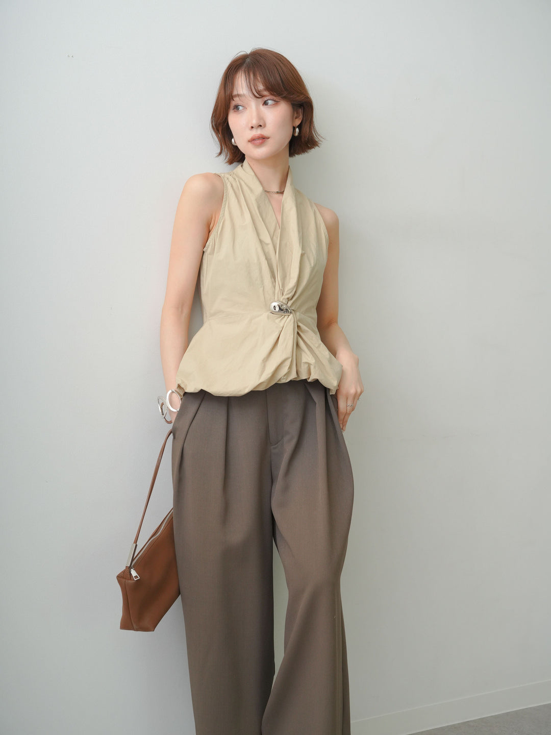 [予約]シルバーブローチ付ぺプラムツイストトップス/beige