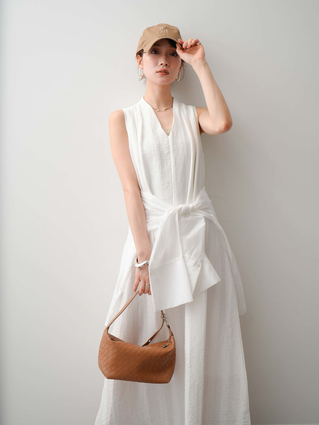 [予約]ショルダーギャザーVネックノースリワンピース/white