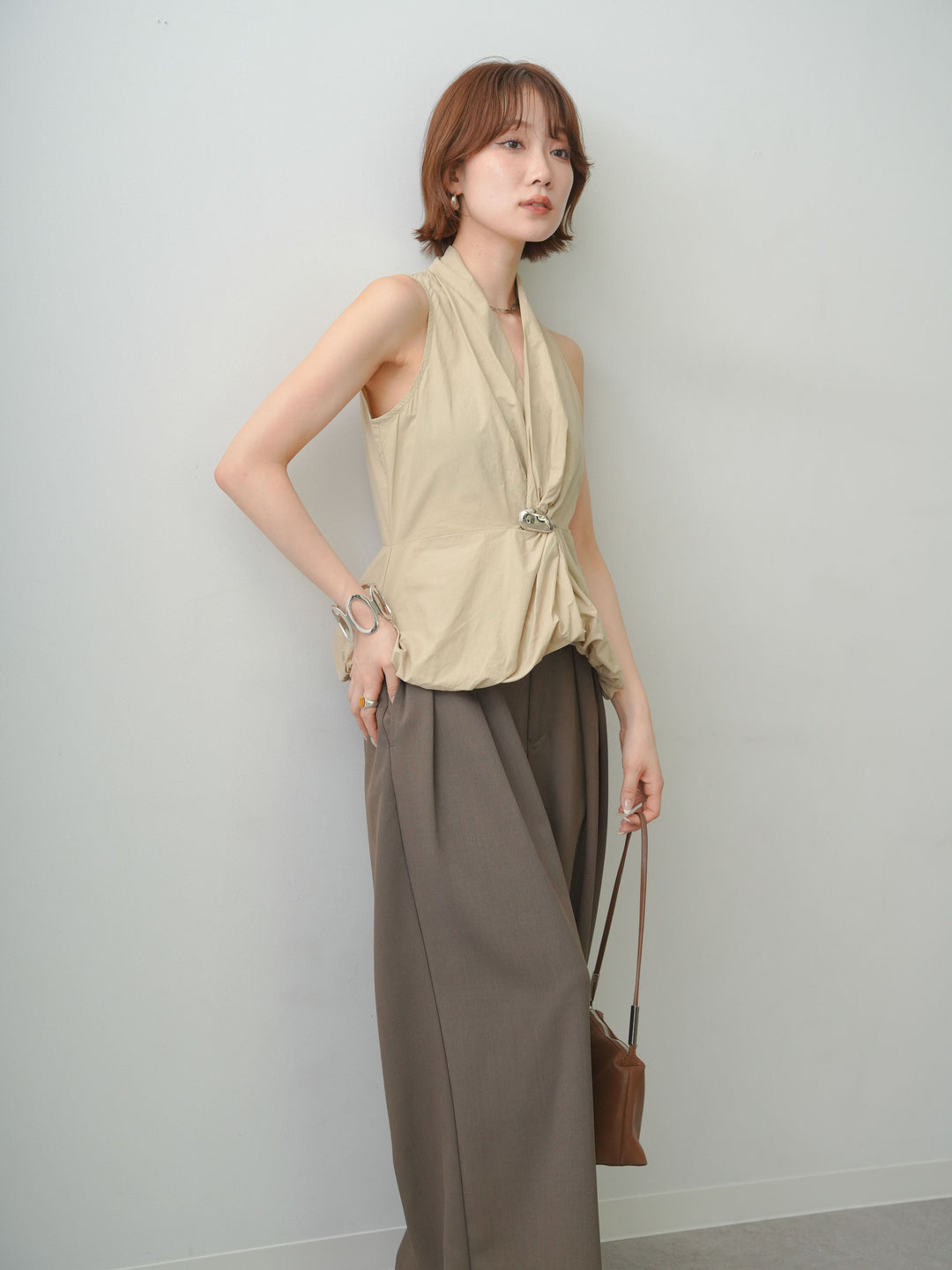 [予約]シルバーブローチ付ぺプラムツイストトップス/beige