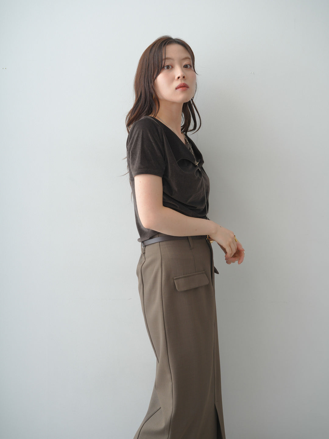 [SET]アシメネックシアーベロアトップス+クレープデシンフラップ付きストレートスカート(2set)