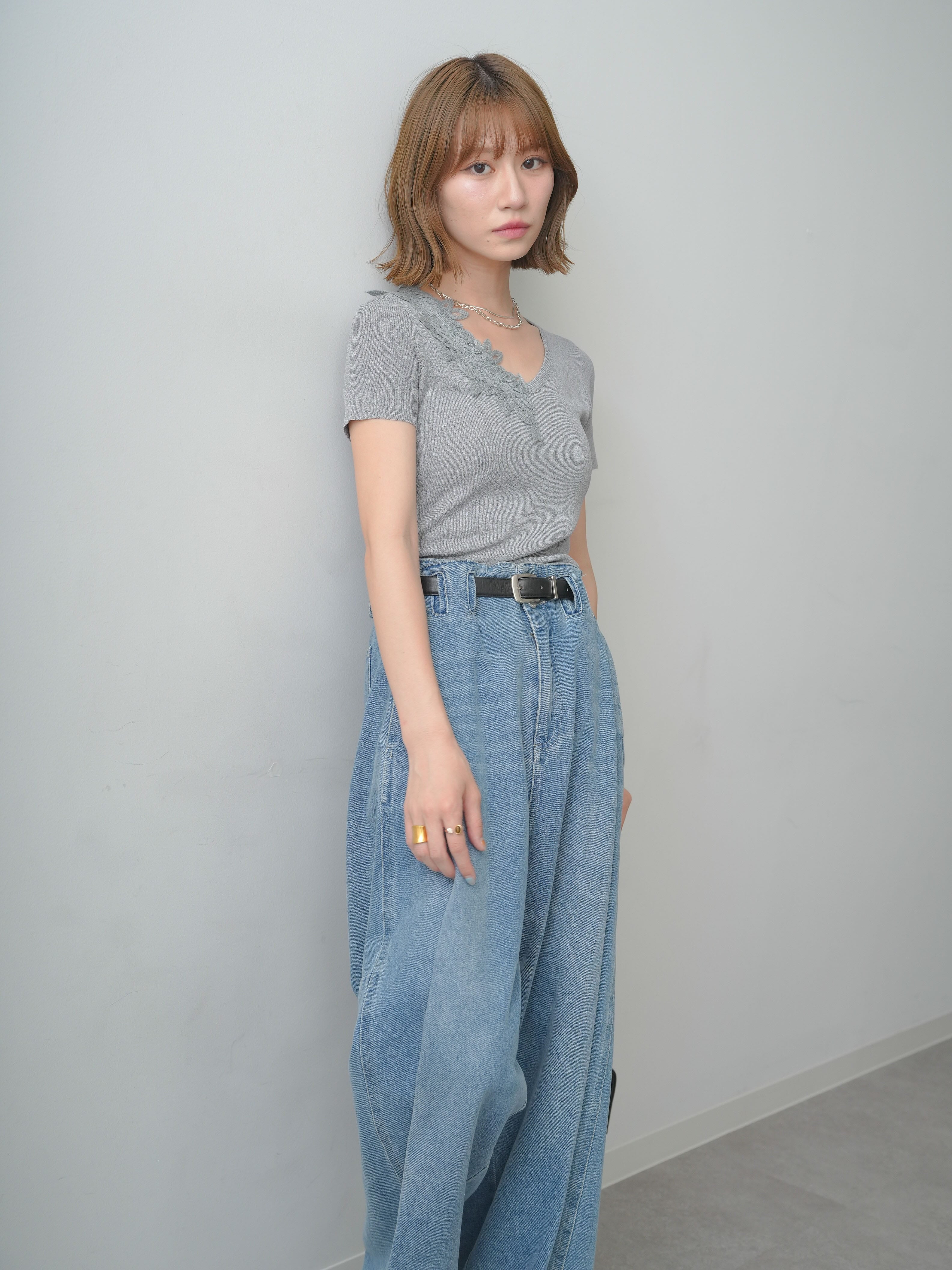 予約]アシメフラワーレースVネック半袖ニットトップス/gray – Lumier