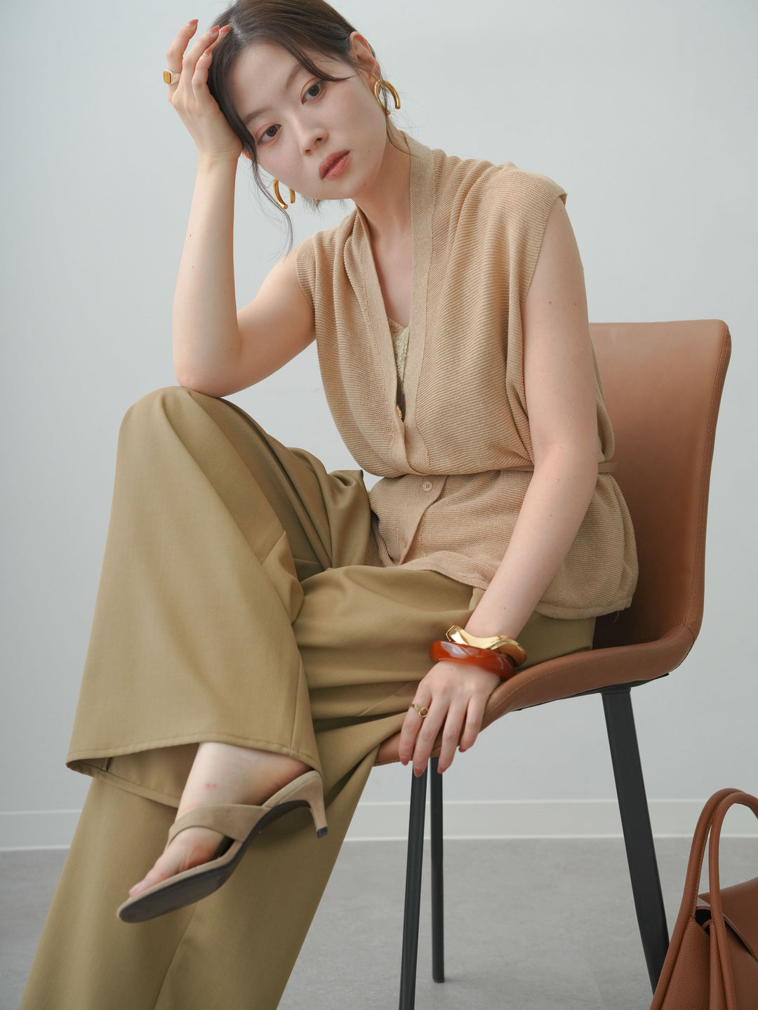 [予約]ベルト付フロントボタンノースリニットトップス/beige