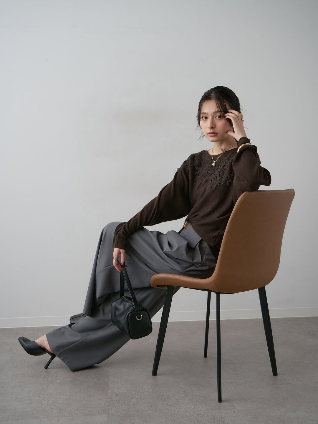【預購】前蕾絲蝙蝠袖針織上衣 / 棕色