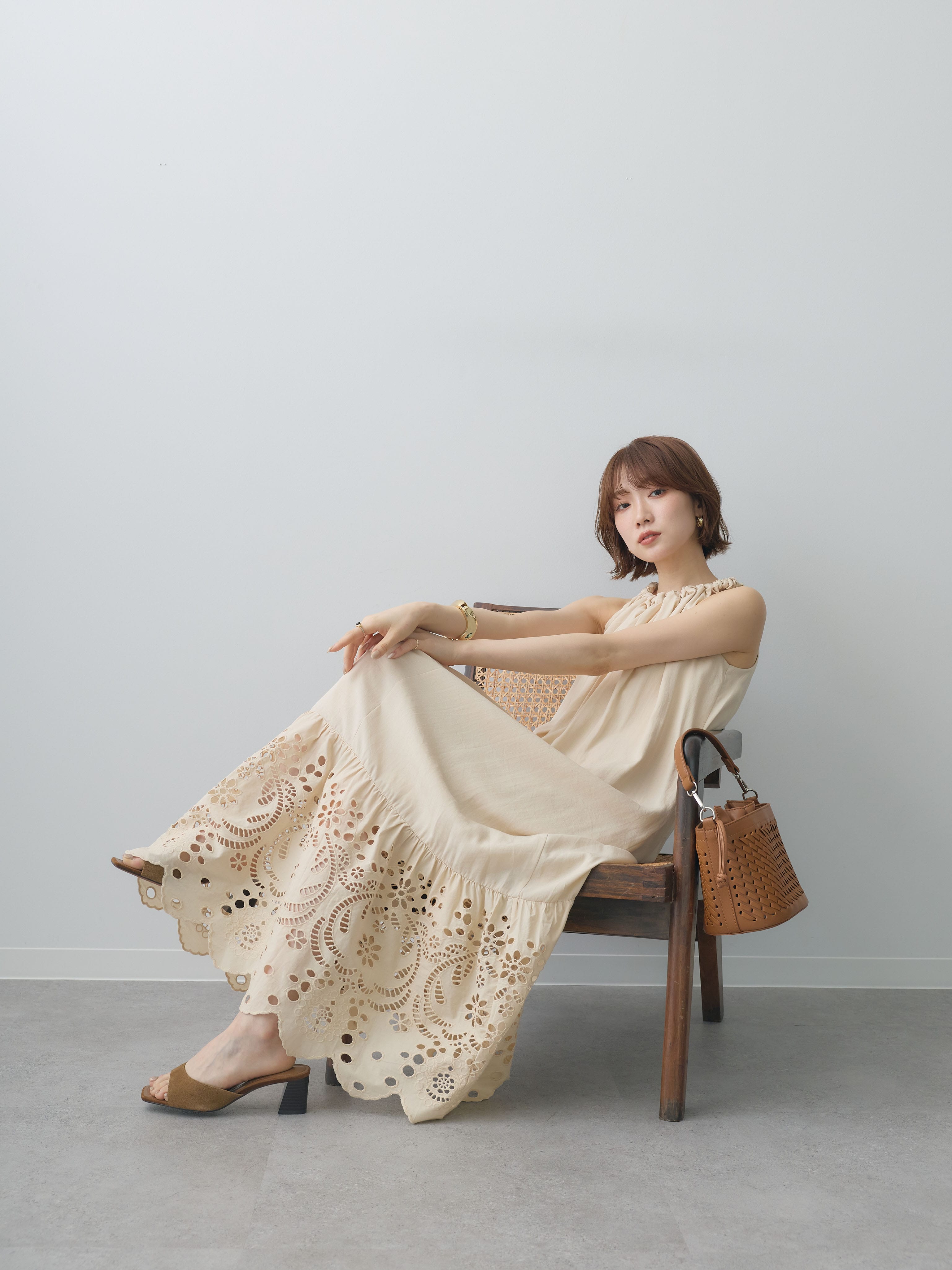 予約]スカラップヘムカットワークレースキャミワンピース/beige – Lumier