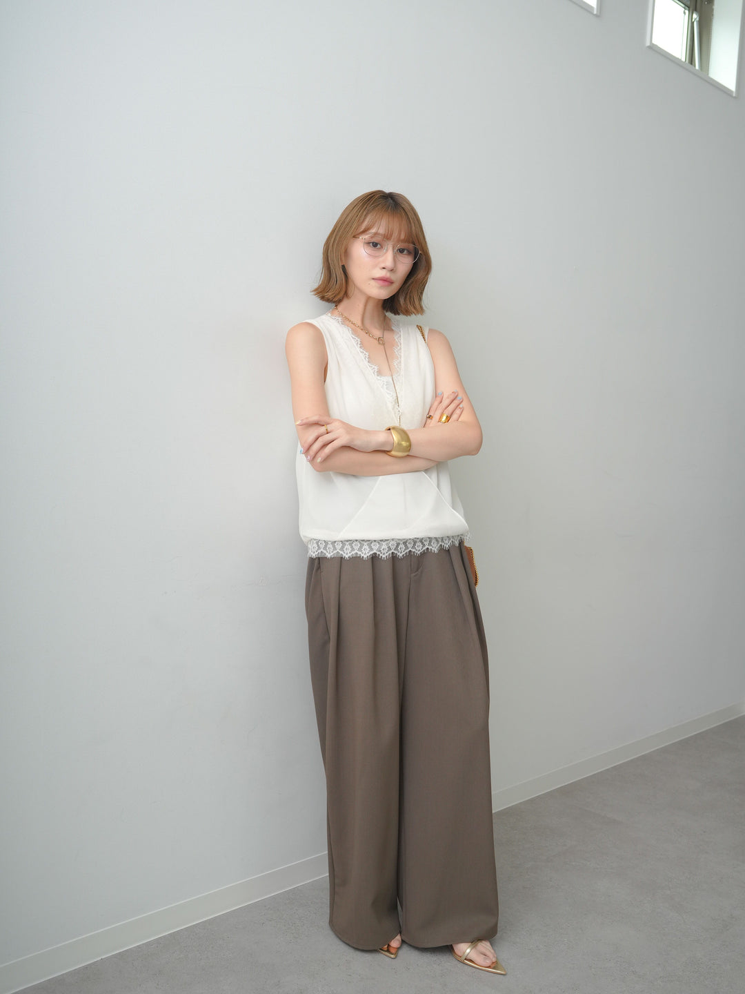 [SET]シフォンレースレイヤードノースリブラウス+クレープデシンタックワイドパンツ(2set)