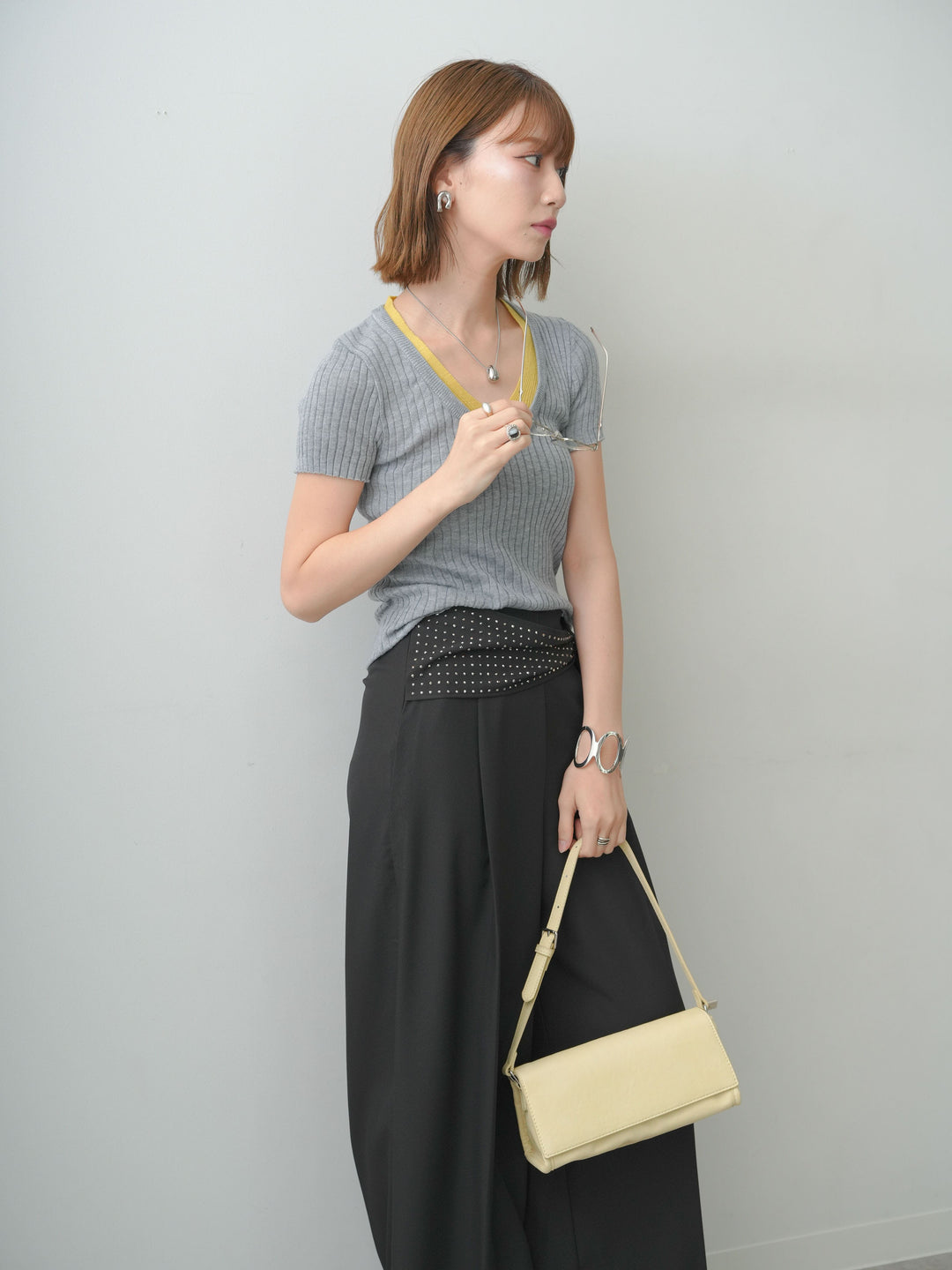 [SET]バイカラーネックレイヤード半袖リブニットトップス+ビジューベルトタックワイドパンツ(2set)