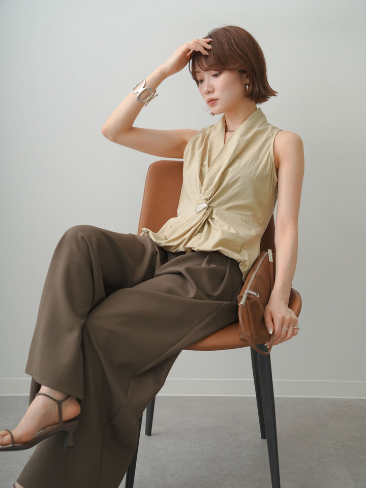 [予約]シルバーブローチ付ぺプラムツイストトップス/beige