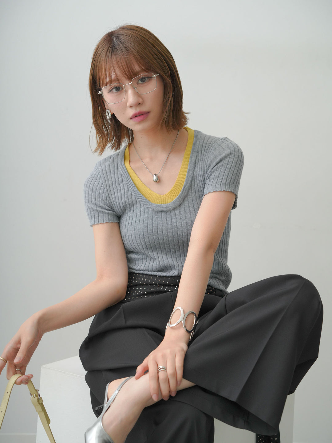 [SET]バイカラーネックレイヤード半袖リブニットトップス+ビジューベルトタックワイドパンツ(2set)