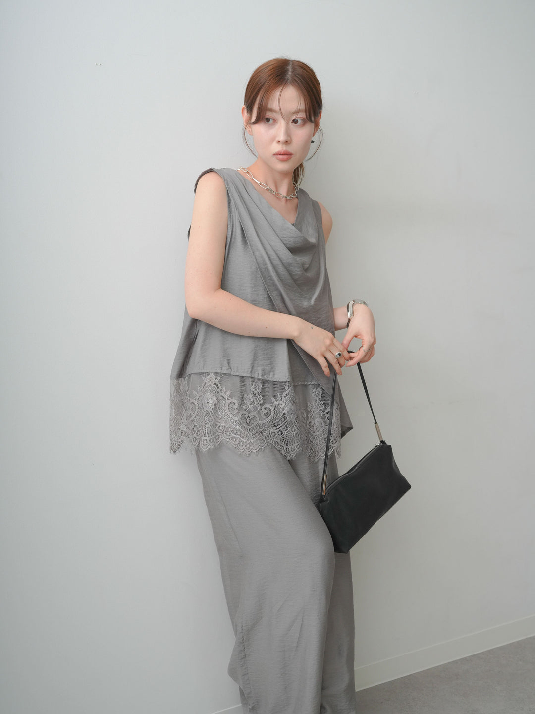 【套裝】蕾絲邊無袖垂褶上衣和休閒褲套裝（2套）+ 可選配件套裝（2套）