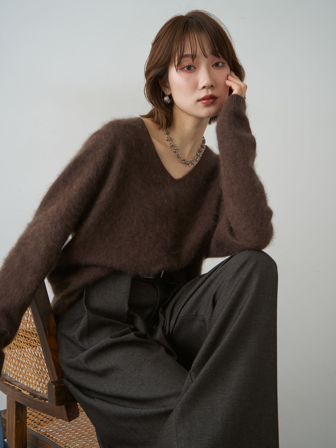 [予約]カシミア混フェザータッチVネックニットトップス/brown
