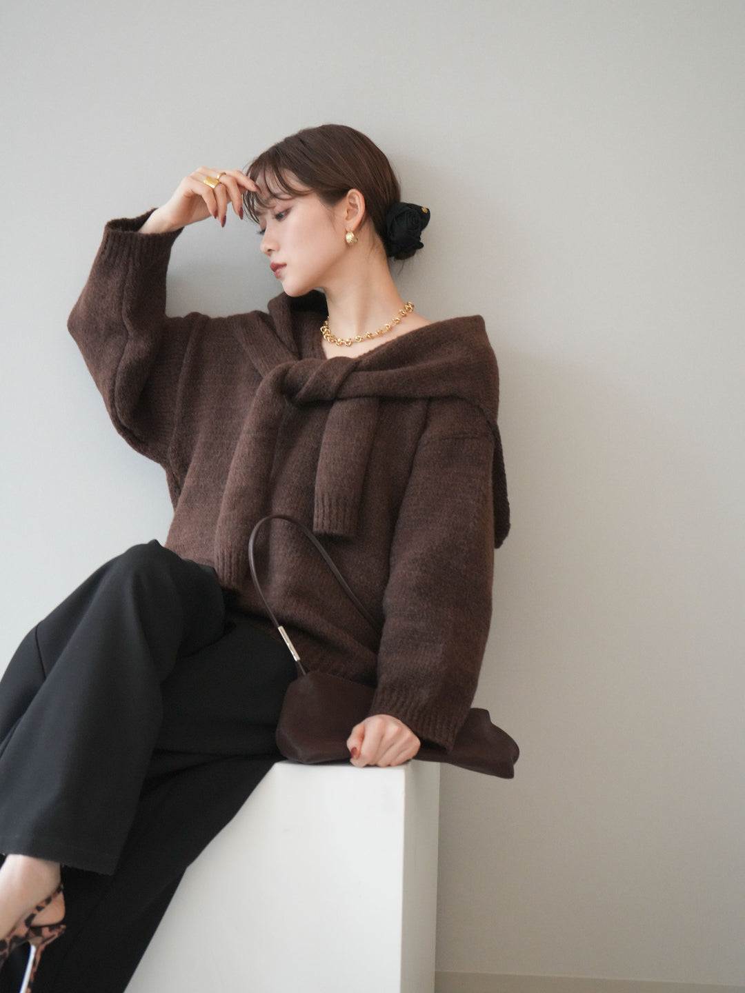 [予約]ストール付きVネックニットプルオーバー/brown