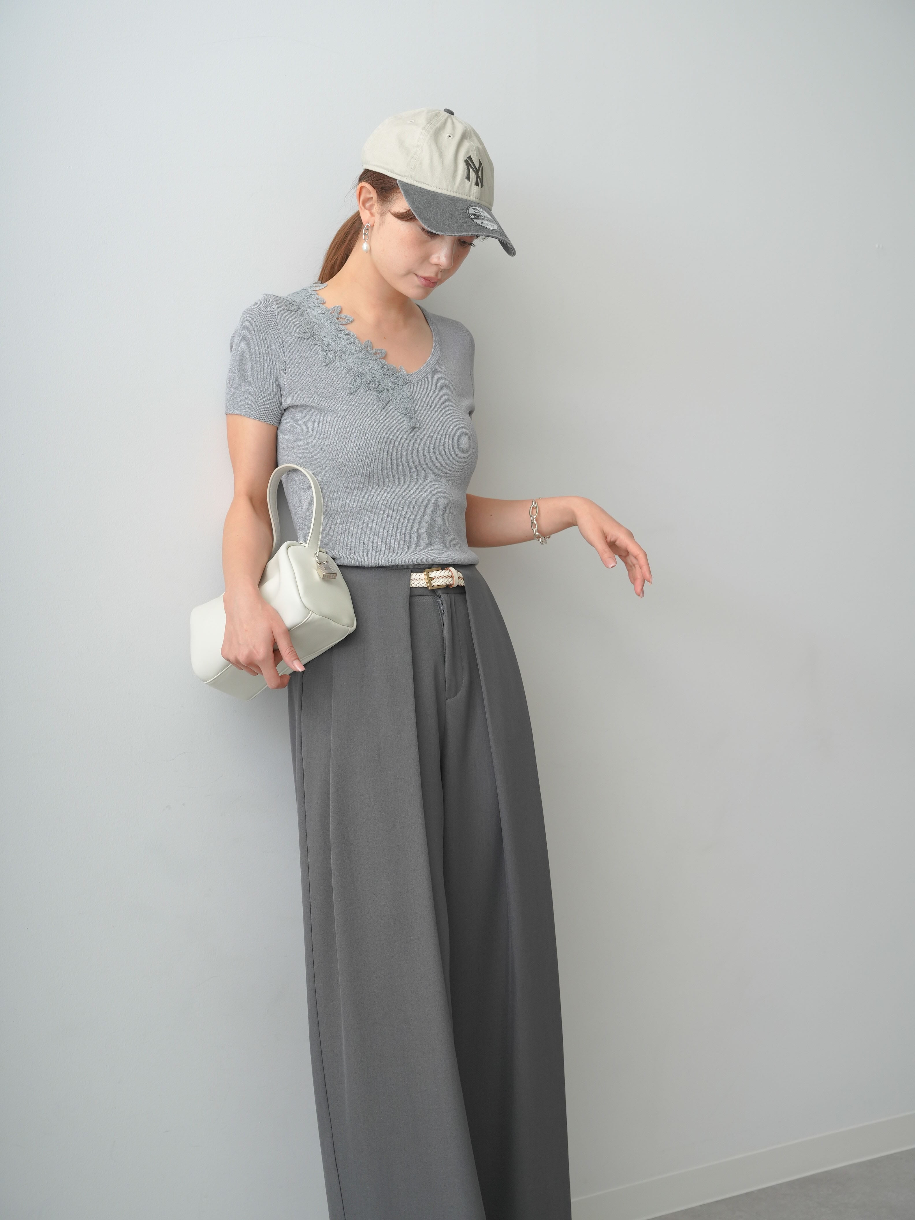 予約]アシメフラワーレースVネック半袖ニットトップス/gray – Lumier
