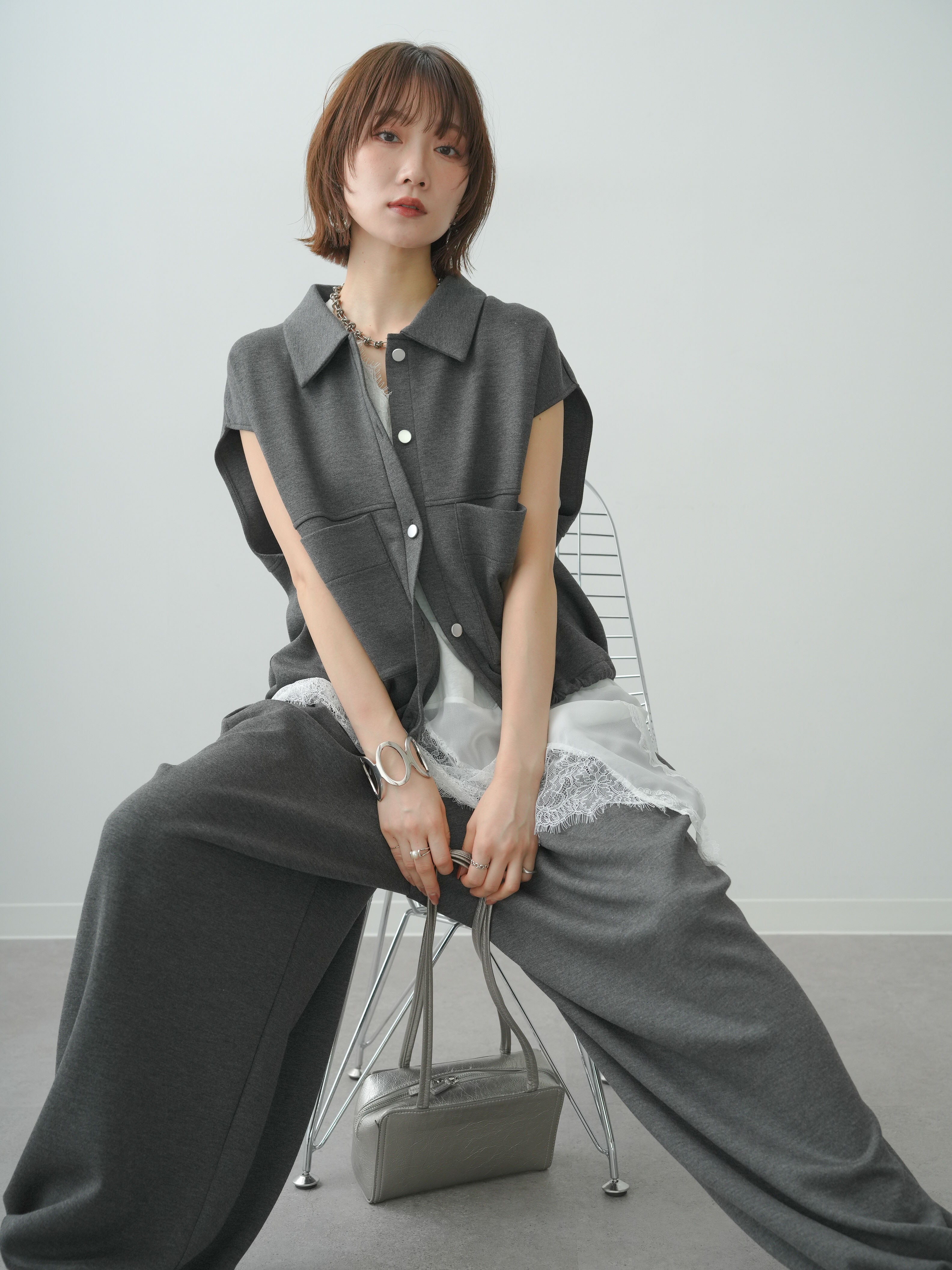 予約]ヘムアシメレースドッキングノースリトップス/white – Lumier