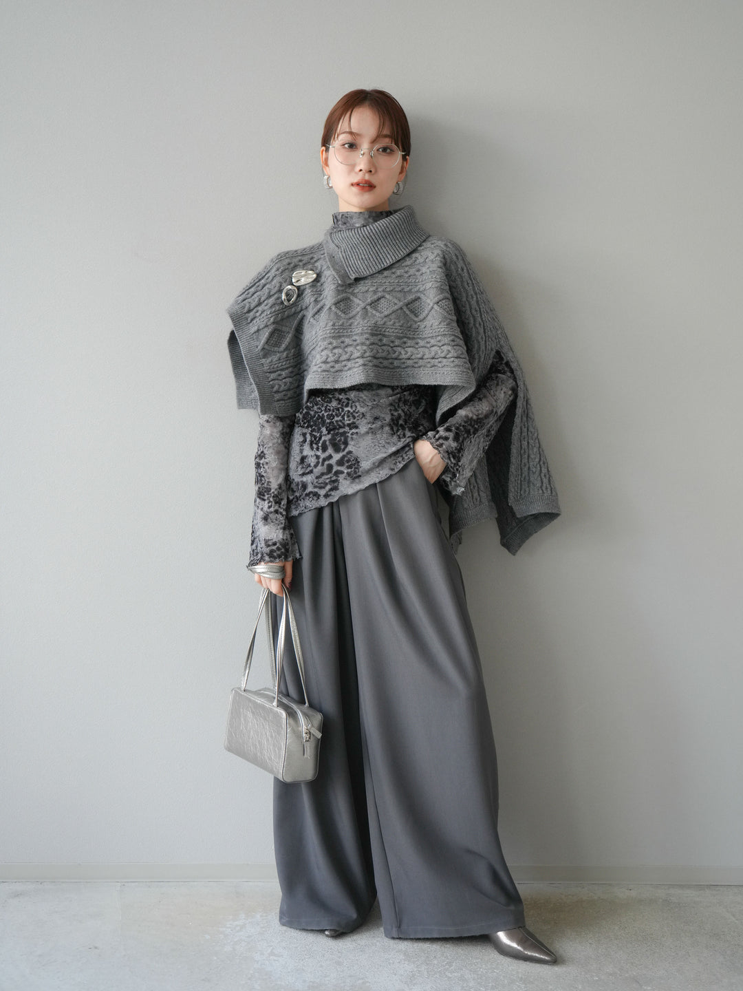 [予約]ケーブル編みニットケープ/グレー