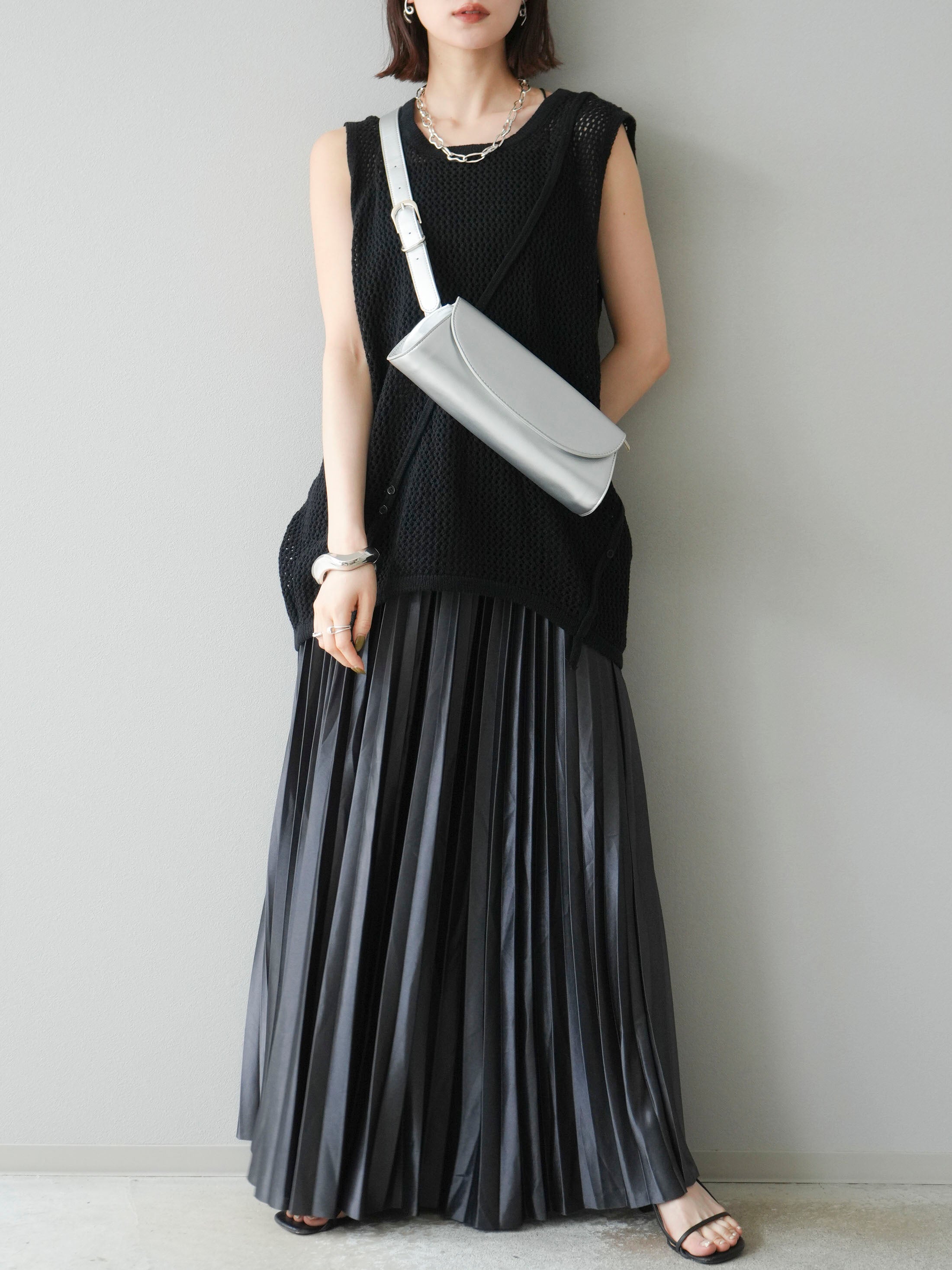 予約]サテンプリーツマキシスカート/チャコール – Lumier