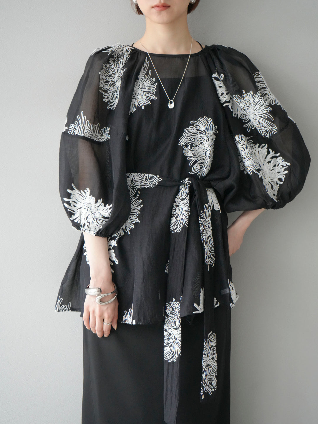 [SET]刺繍シアーバルーンスリーブブラウス+選べるアクセセット(2set)