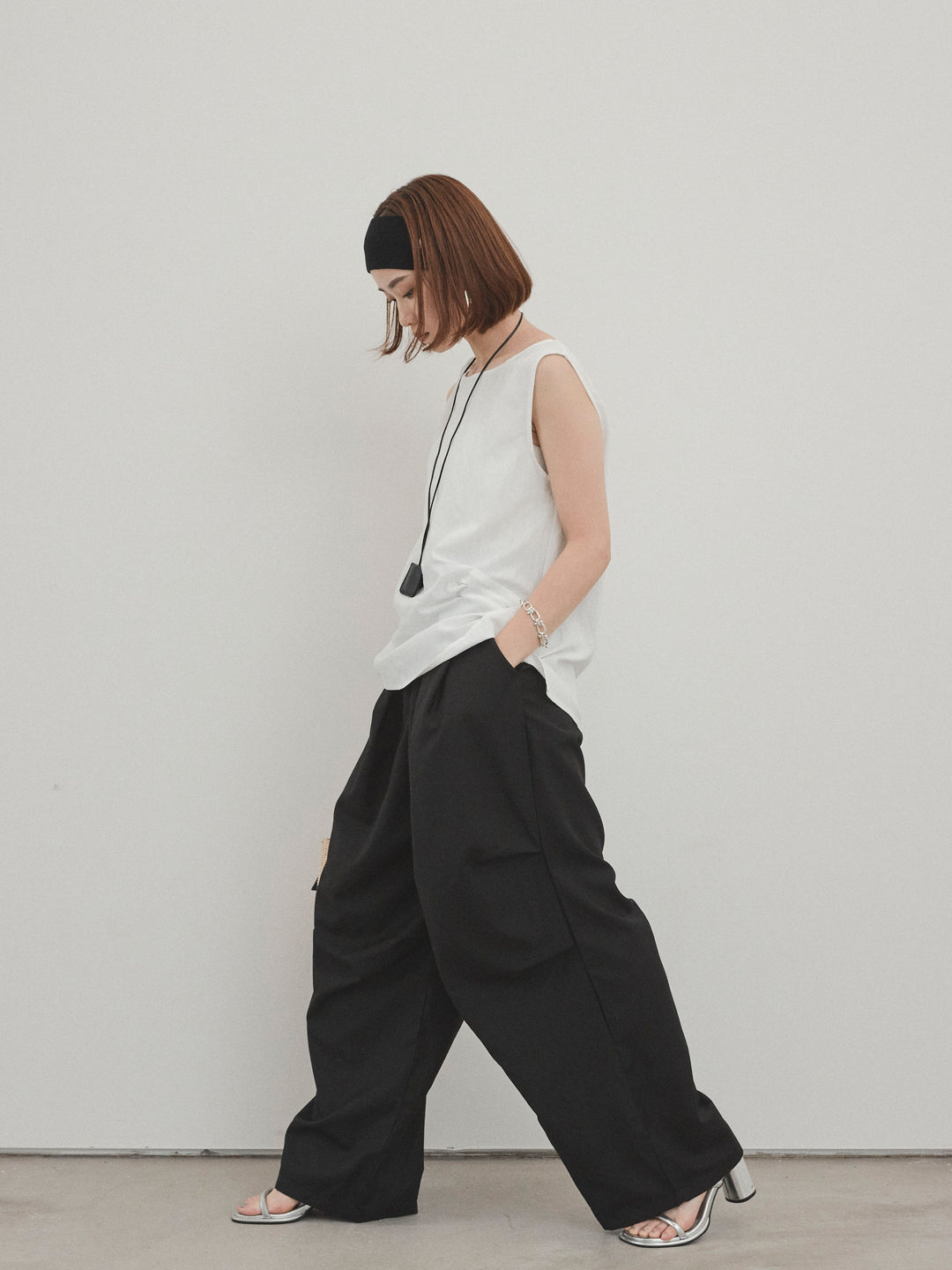 [SET]レザーネックレス付ツイストノースリブラウス+デザインループサイドタックパンツ(2set)