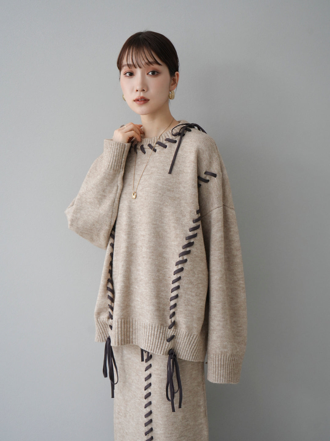 [Pre-order] Hand-stitched color-coordinated over-knit pullover/beige