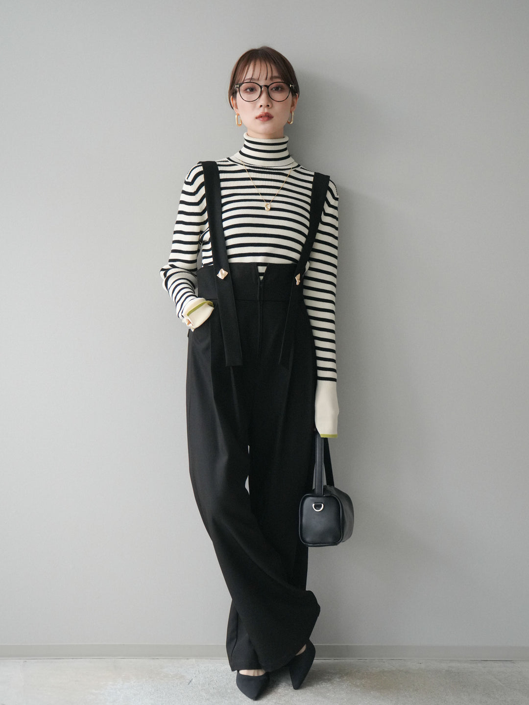 [SET]袖配色ハイネックボーダーリブニットトップス+ゴールドボタンサスペンダーワイドパンツ(2set)