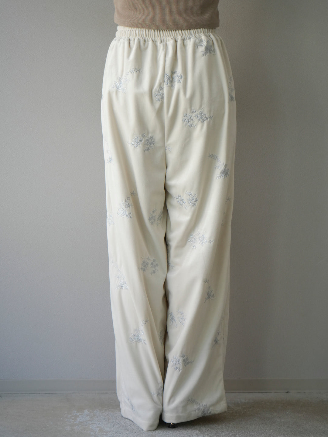 [予約]ベロアフラワーエンブロイダリーイージーパンツ/エクリュ
