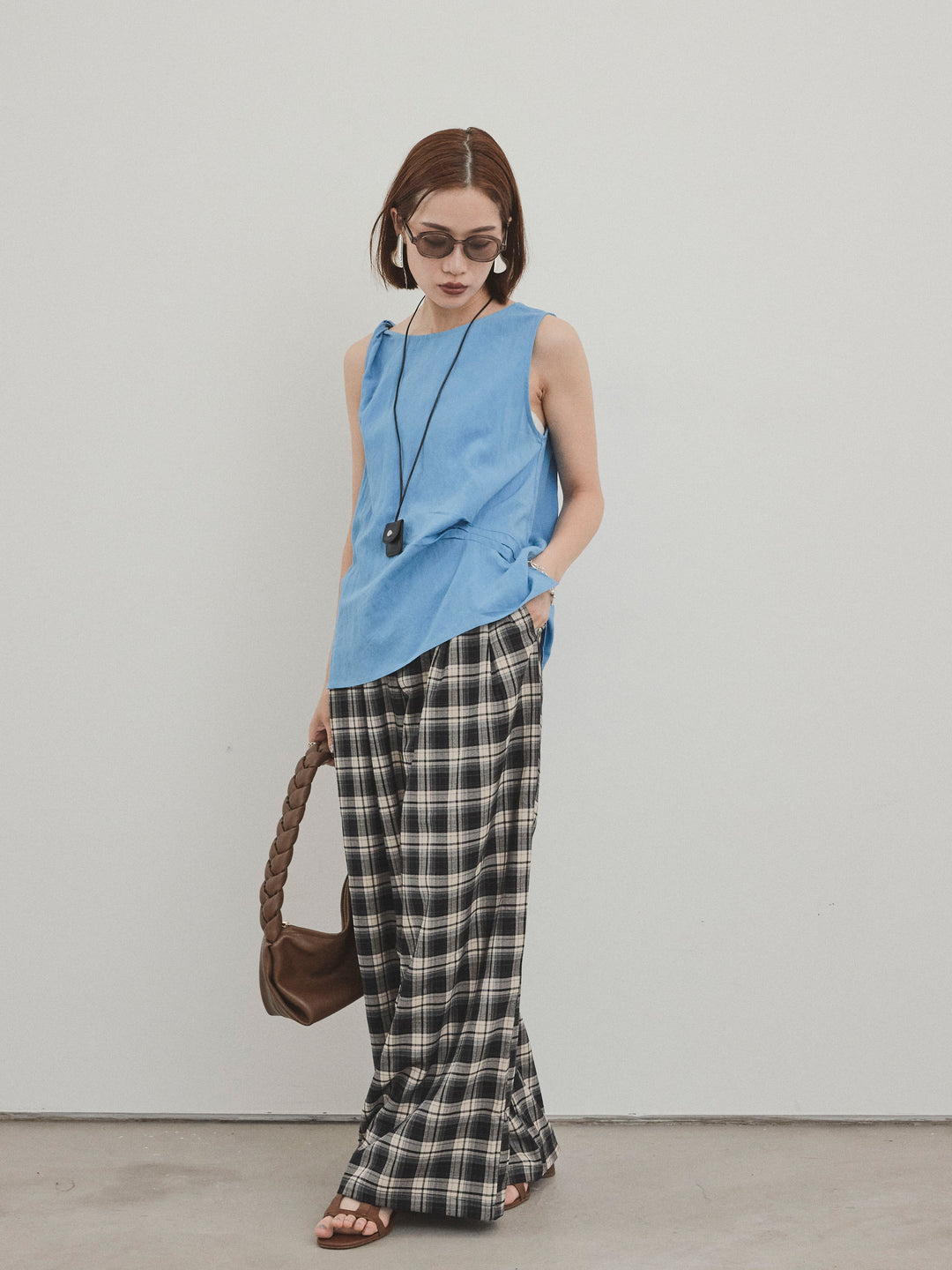 [SET] 扭紋無袖上衣配皮項鍊 + 格紋寬褲 (2 件套)