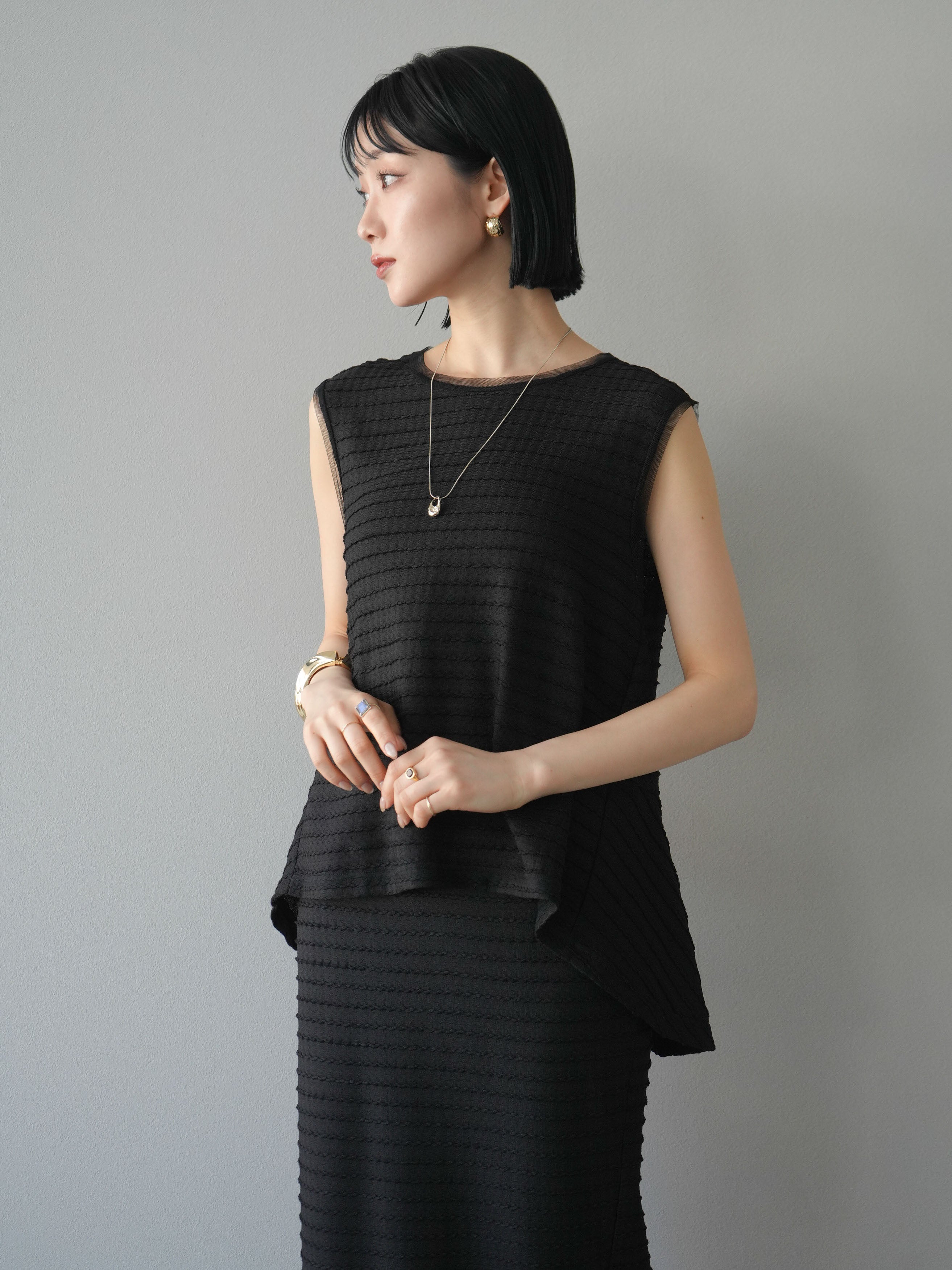 予約]ジャガードウェーブぺプラムノースリーブ/ブラック – Lumier