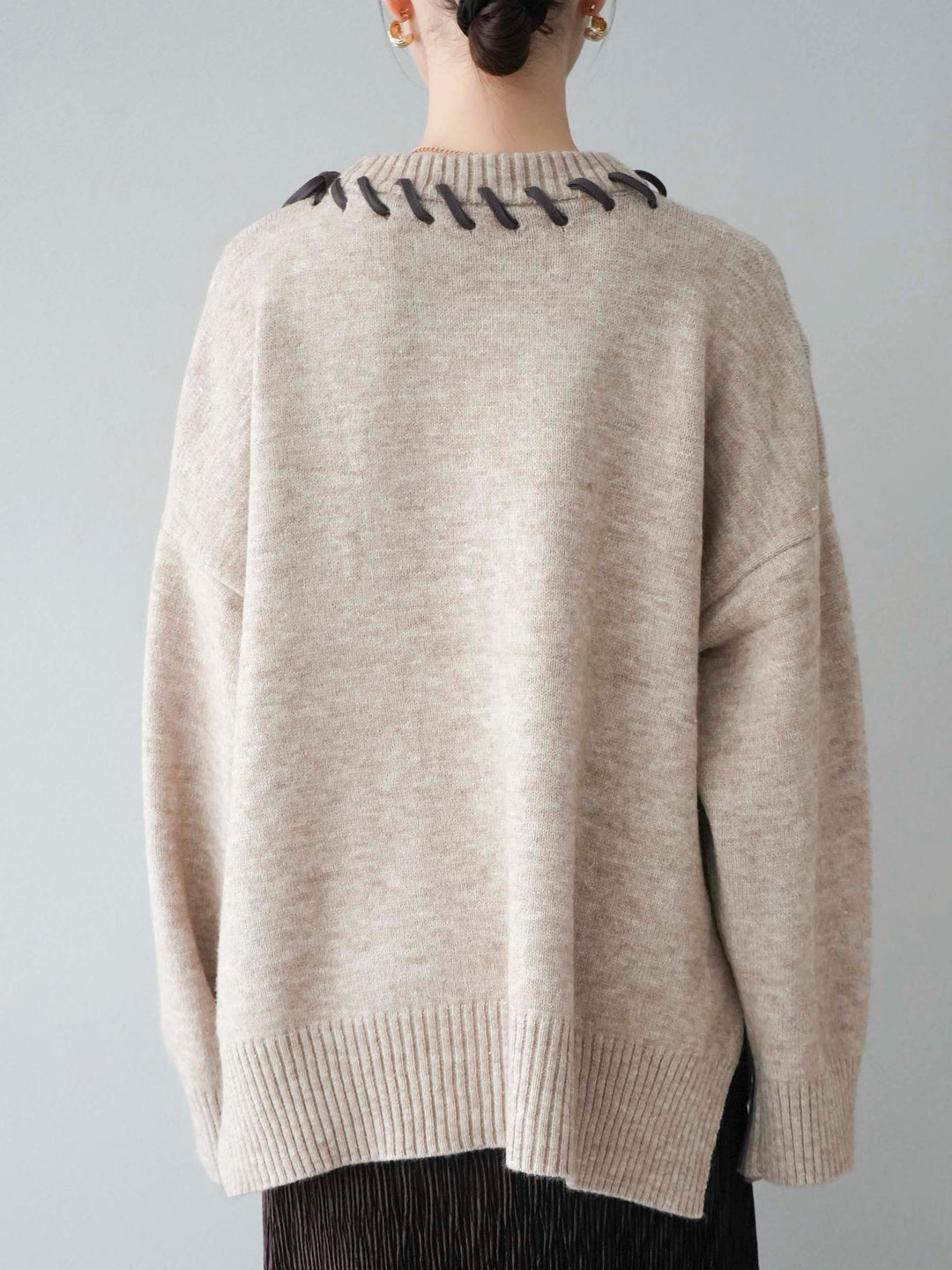 [Pre-order] Hand-stitched color-coordinated over-knit pullover/beige