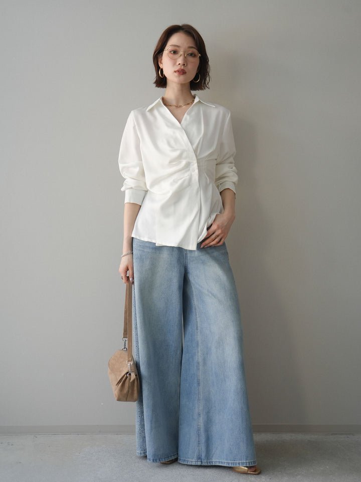 [予約]サイドギャザーアシンメトリーデザインサテンブラウス/white