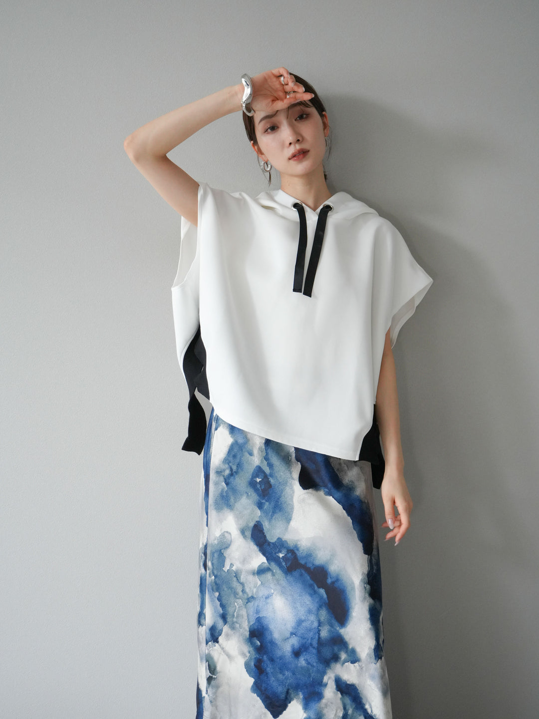 [予約]アシンメトリードルマンバックZIPフーディー/オフホワイト