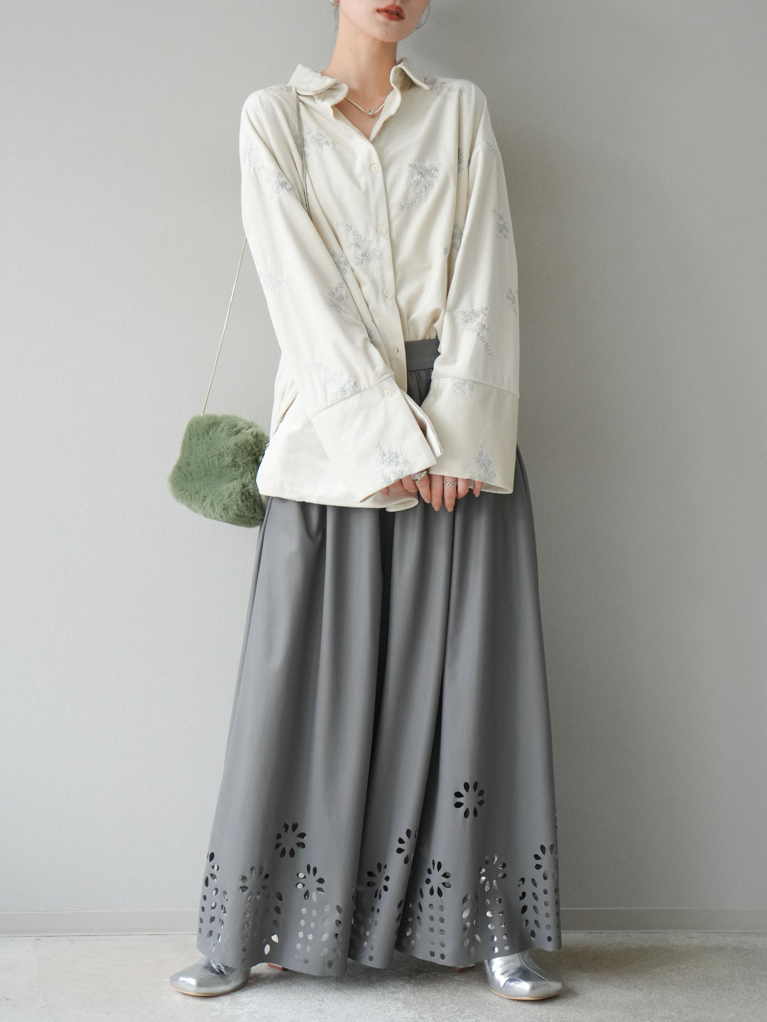 [予約]ベロアフラワーエンブロイダリーシャツ/エクリュ