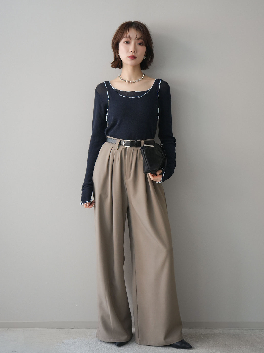 [SET]バイカラーメローアンサンブルシアーニットトップス+ベルト付キーホルダーモチーフワイドパンツ(2set)