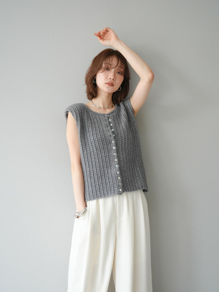 予約]ランダムボタンニットベスト/チャコール – Lumier