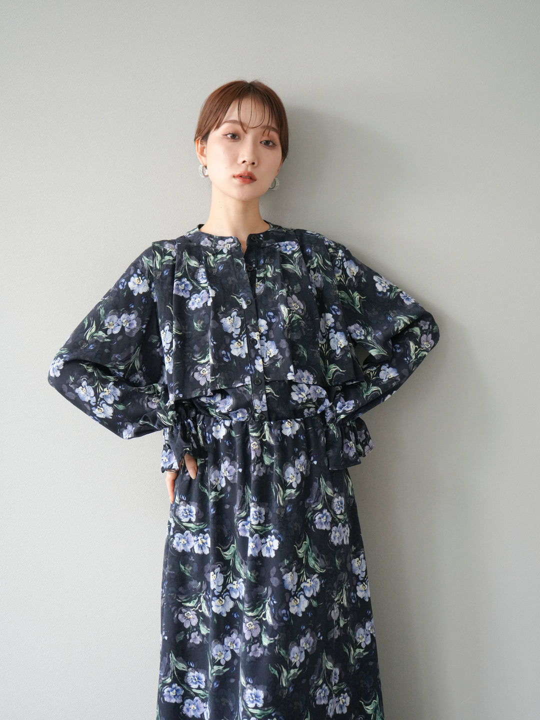 [予約]フラワーフリルブラウス/ネイビー
