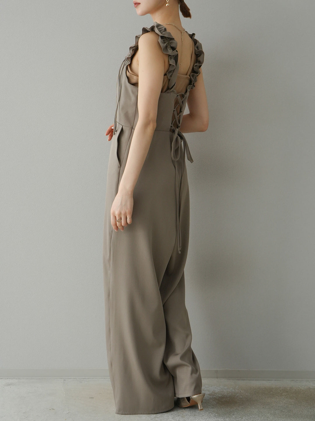 [預訂] 繫帶荷葉邊連身衣/灰褐色