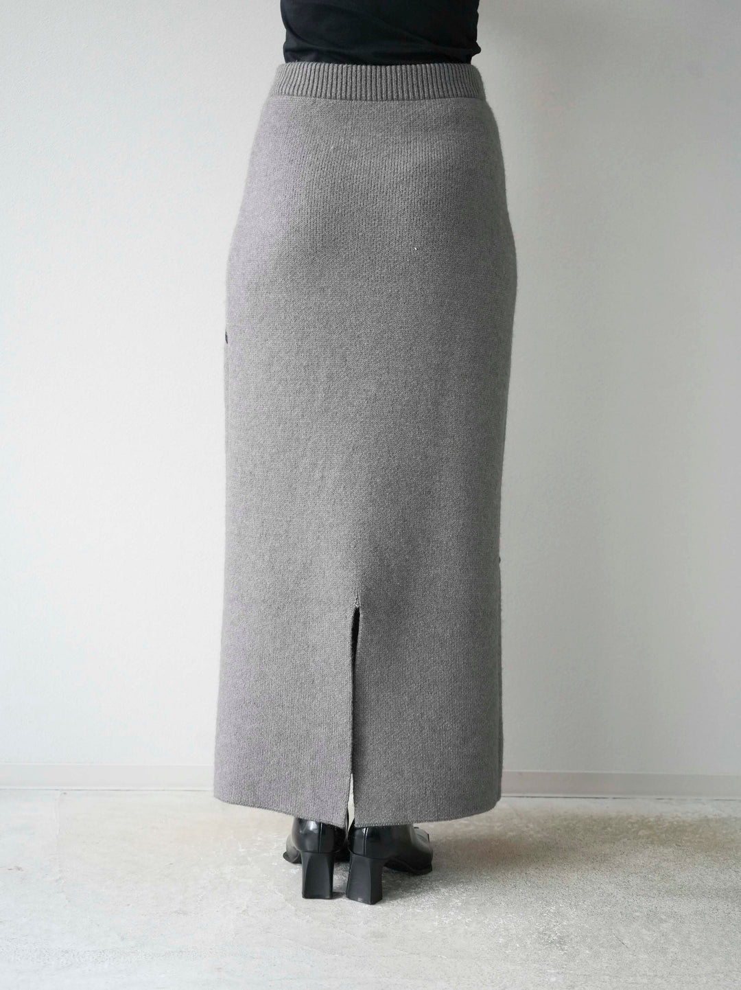 [予約]コード刺繍Iラインニットスカート/チャコール