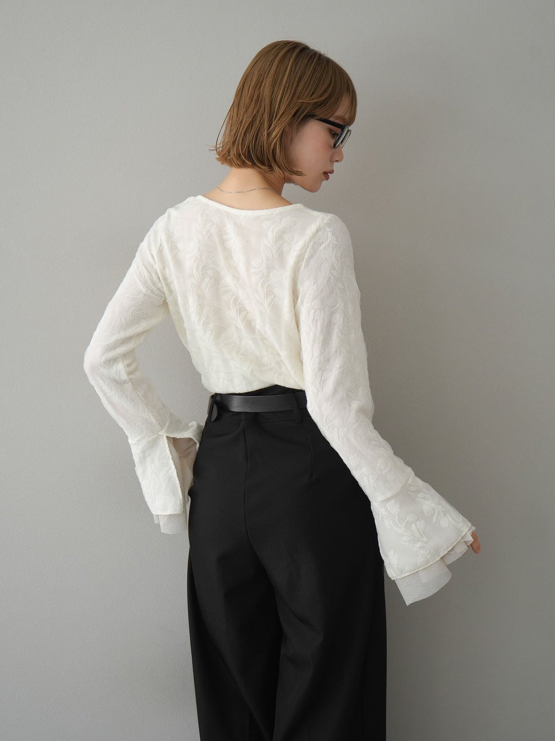 【預購】雙層紗布袖喇叭疊層提花上衣/象牙白