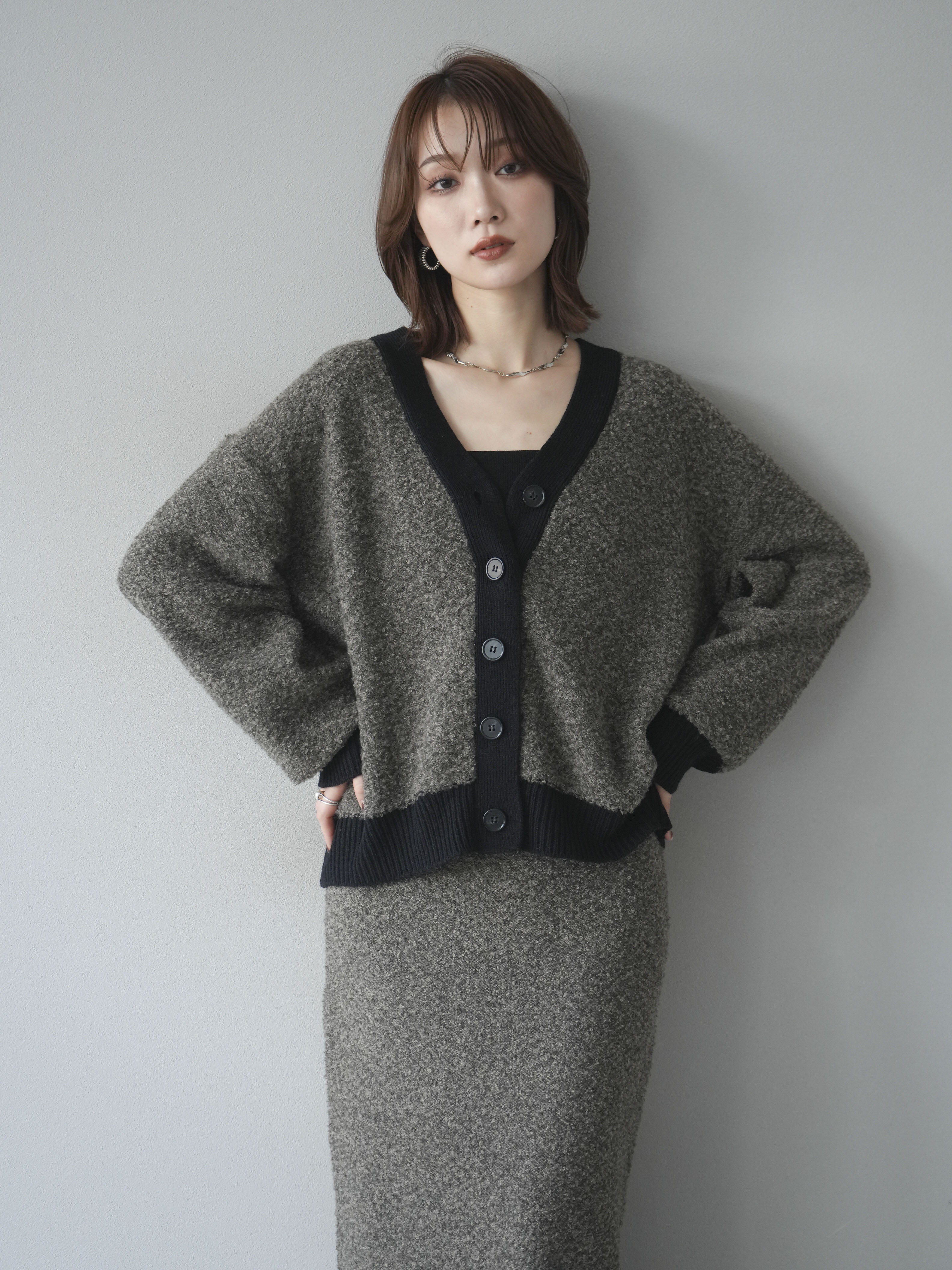 予約]ブークレバイカラーニットカーディガン/charcoal – Lumier