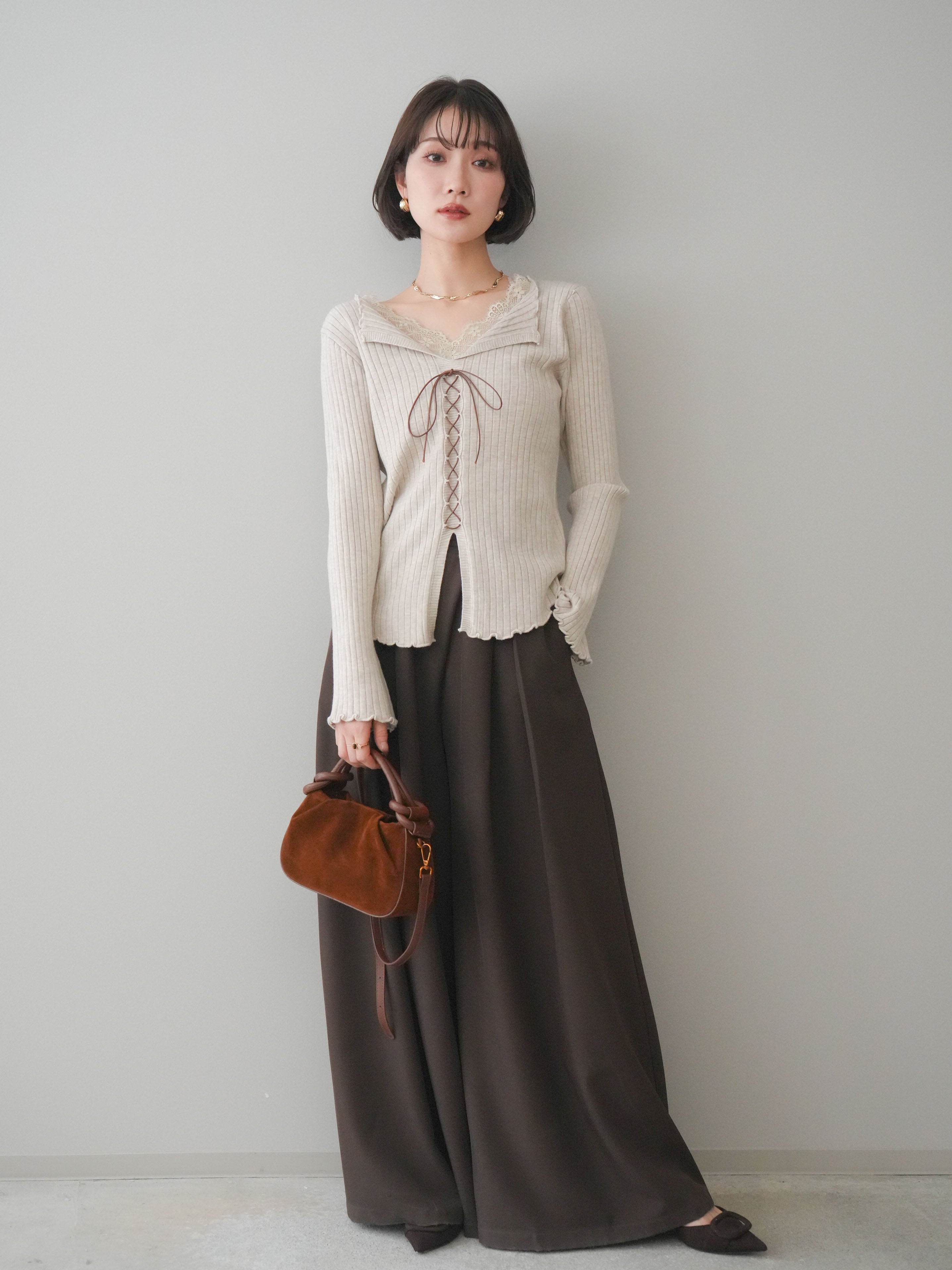 予約]レースネックレースアップリブニットトップス/greige – Lumier