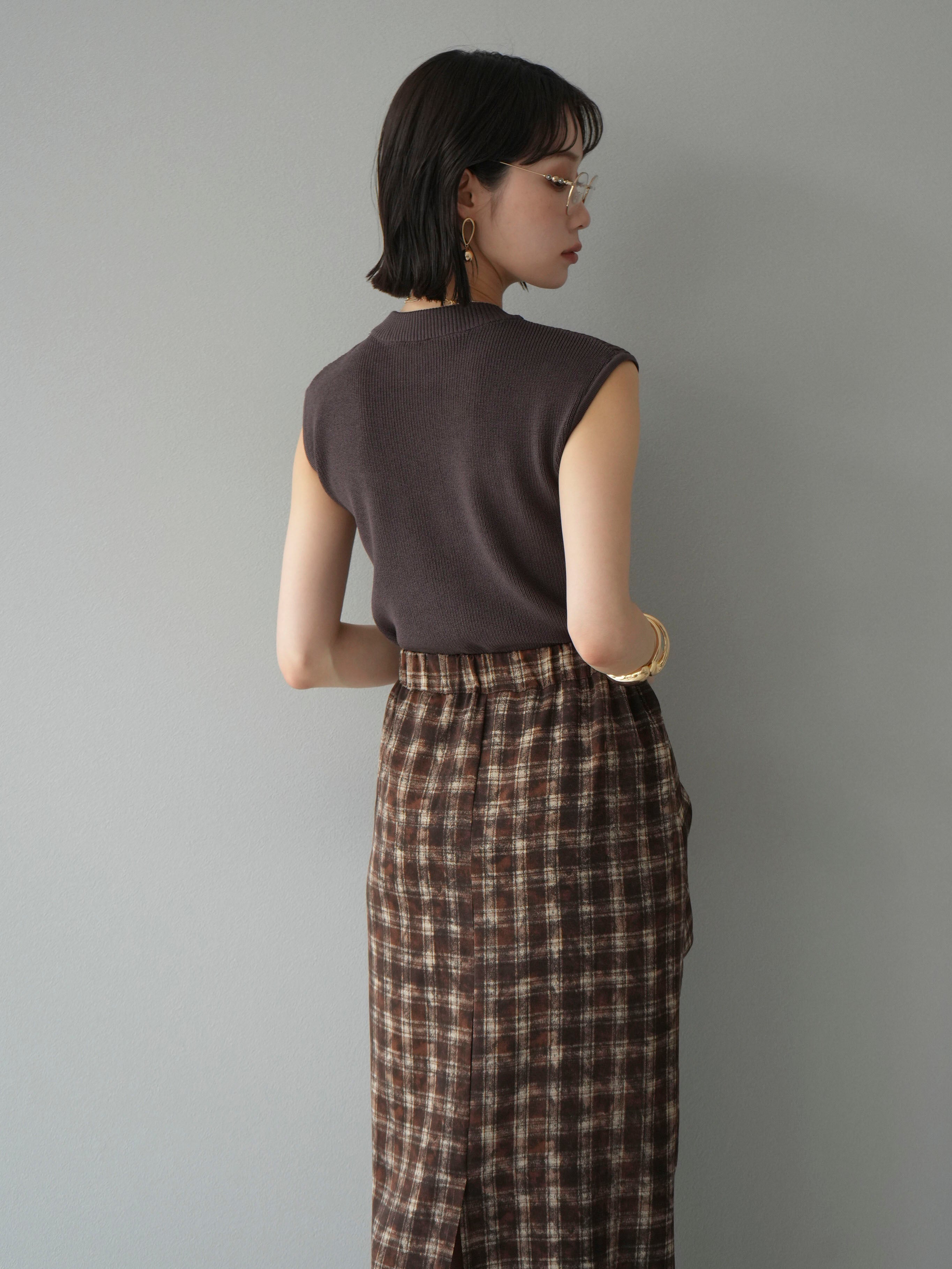 予約]ビスチェデザインノースリーブニットトップス/モカ – Lumier