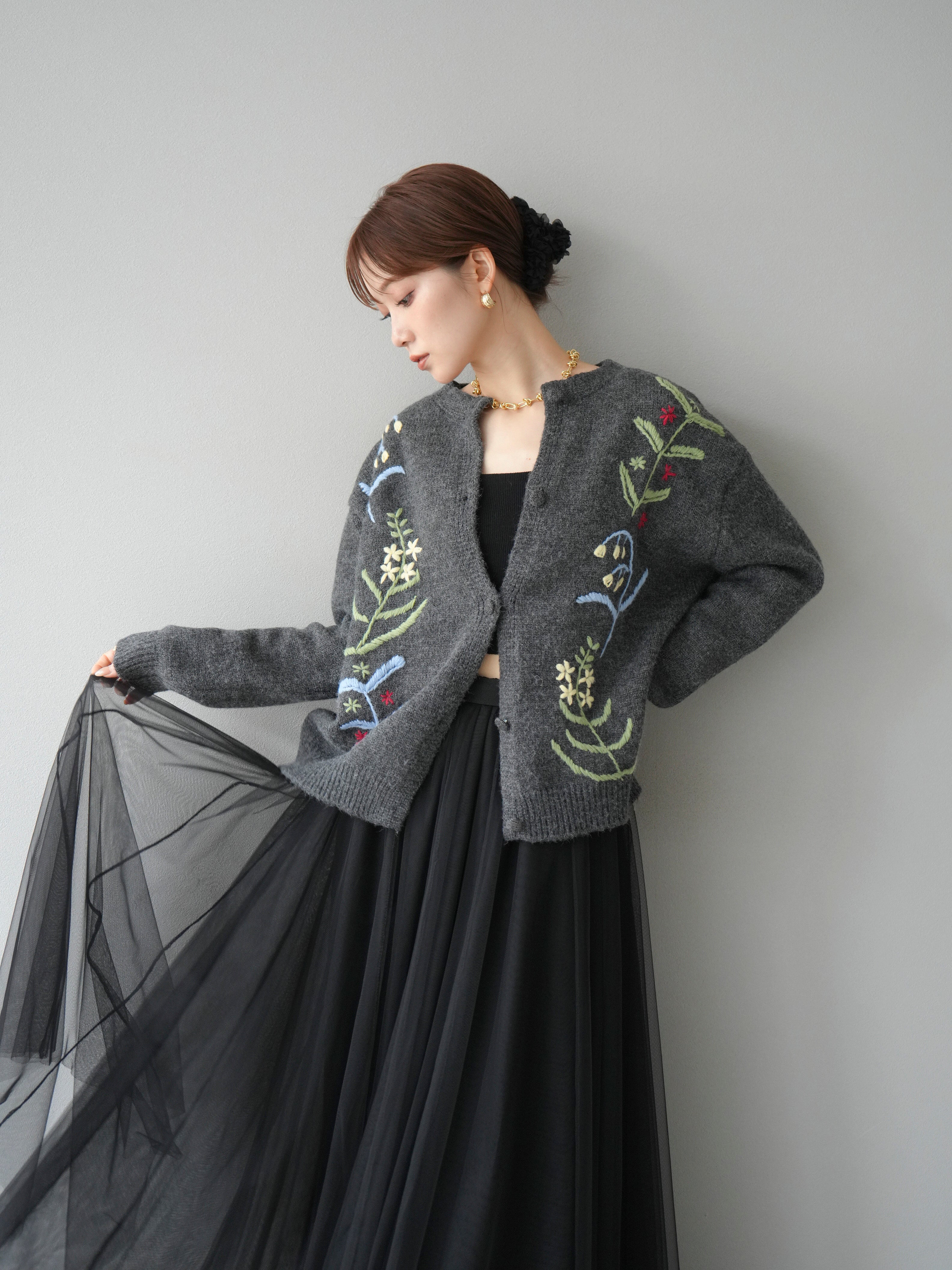予約]フラワー刺繍ニットカーディガン/チャコール – Lumier