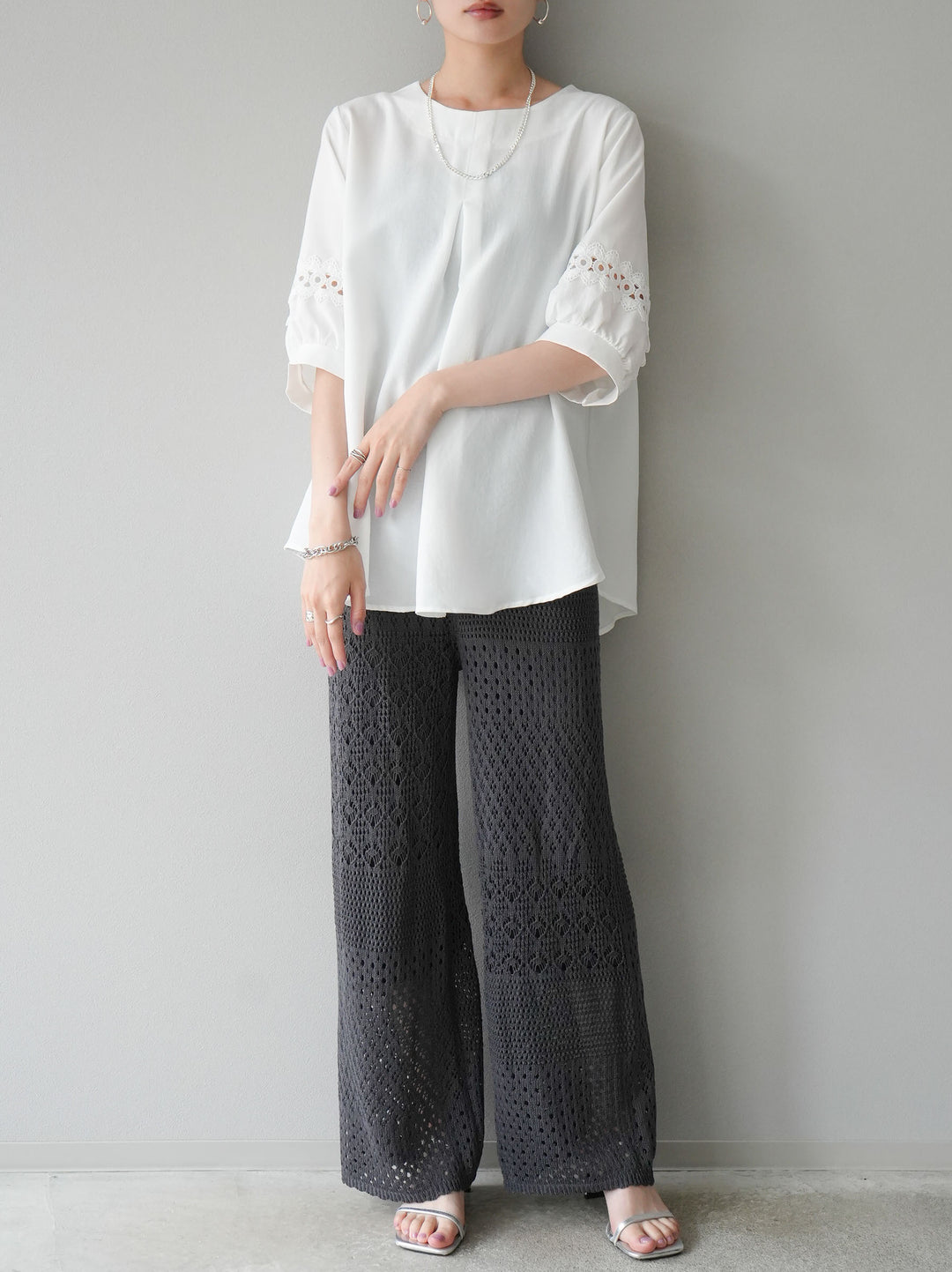 [Pre-order] Linen-touch sleeve cutwork tuck blouse/white